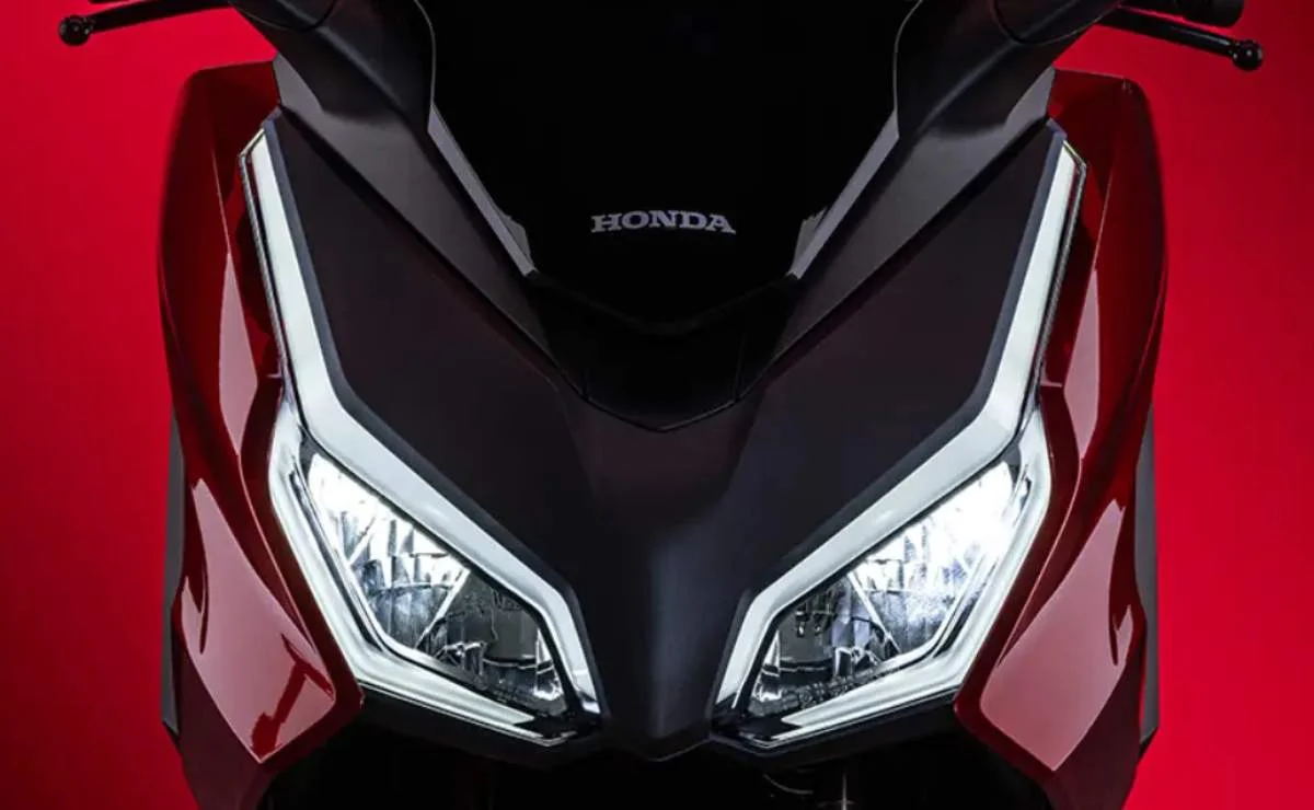 Yamaha XMAX 300 contra Honda Forza 350: ¿cuál es mejor?