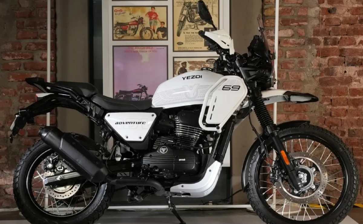 moto trail Yezdi Adventure 2025