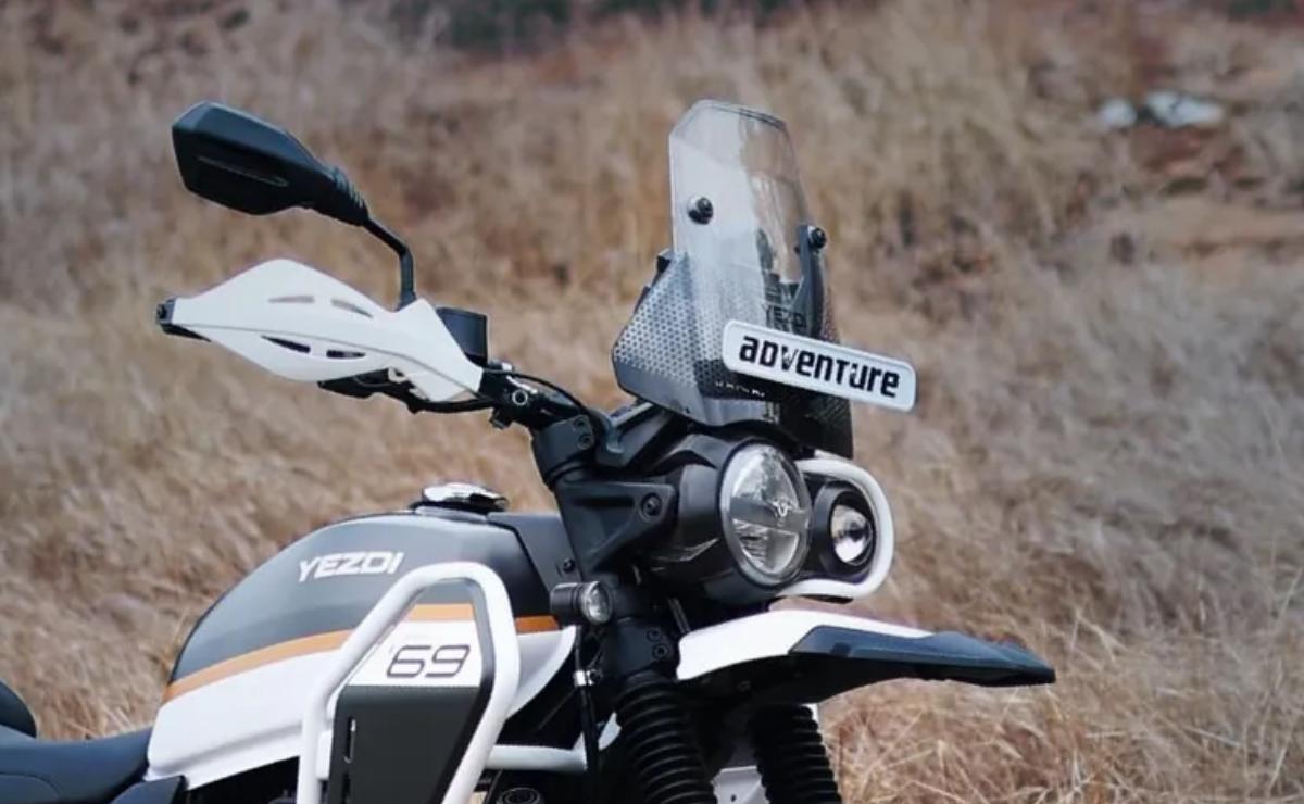 moto trail Yezdi Adventure 2025