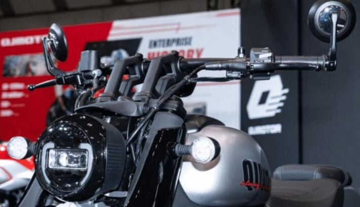 Moto QJMotor SRV 400 VS