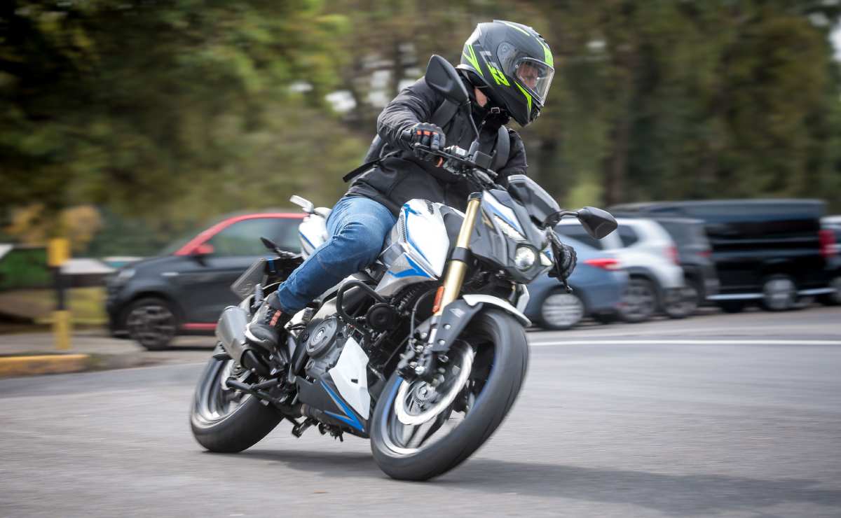 Bajaj Rouser N250 UG prueba