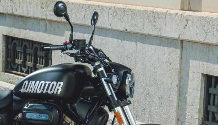 QJMotor va contra Royal Enfield y Honda con esta nueva moto: no llegará sola