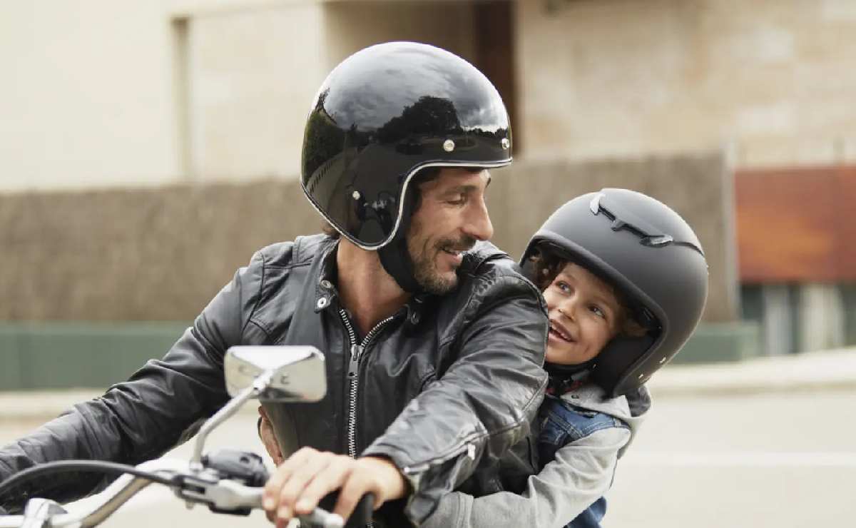 Un estudio revela que 8 de cada 10 menores no usan casco cuando viajan en moto
