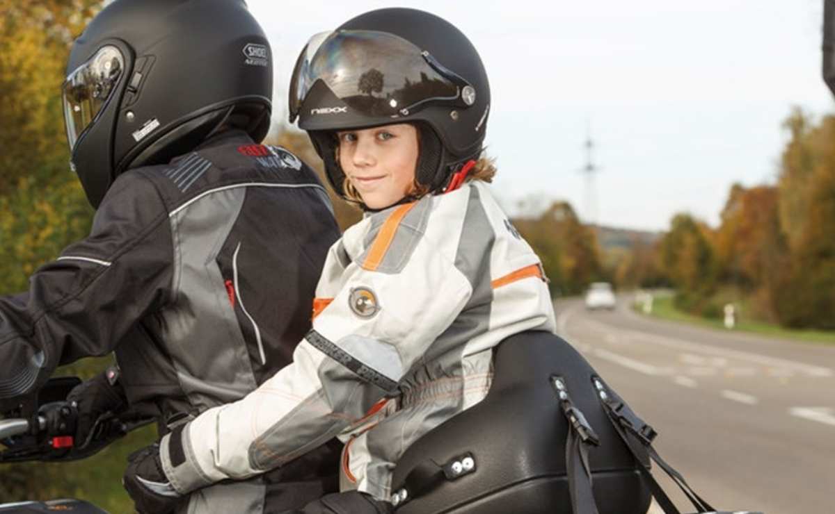Un estudio revela que 8 de cada 10 menores no usan casco cuando viajan en moto

