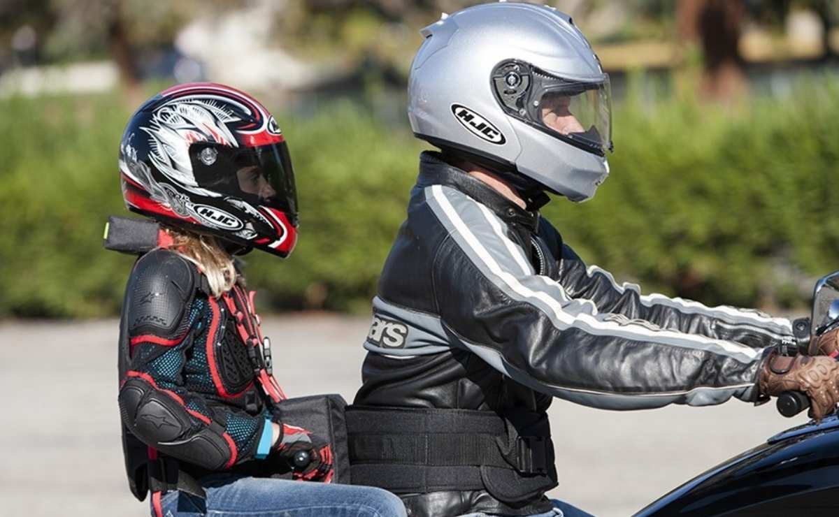 Un estudio revela que 8 de cada 10 menores no usan casco cuando viajan en moto
