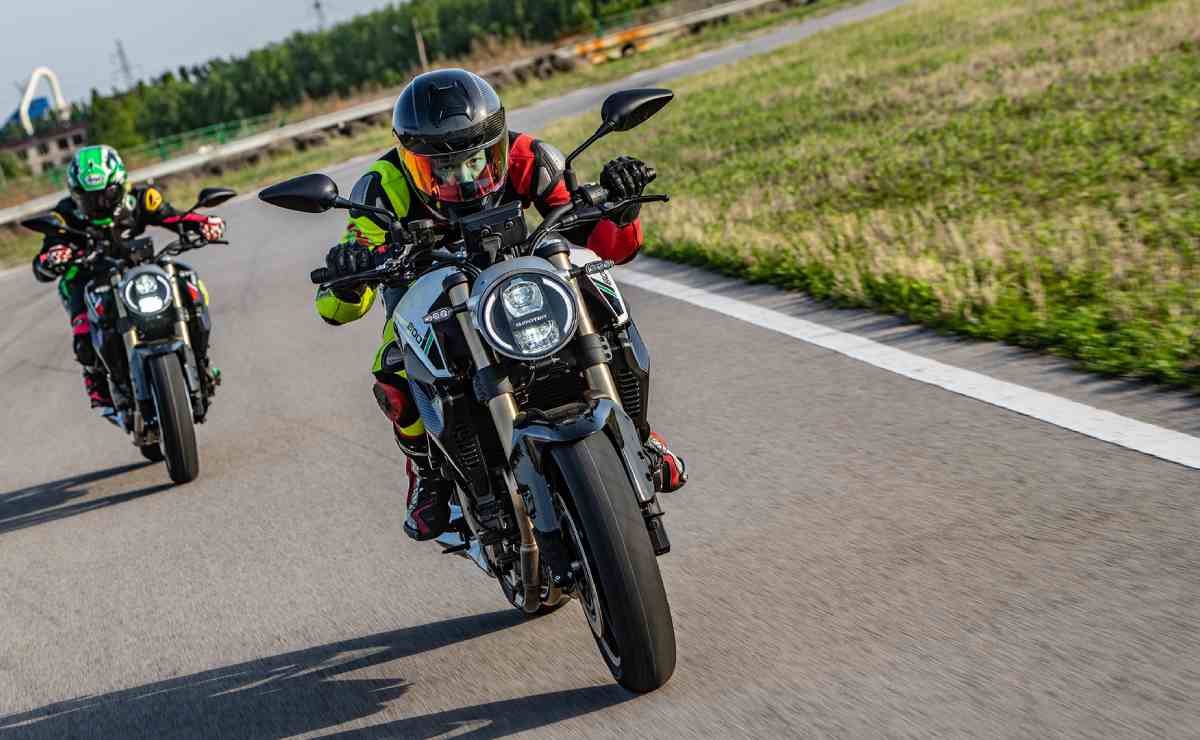 Moto naked QJMotor SRK 600