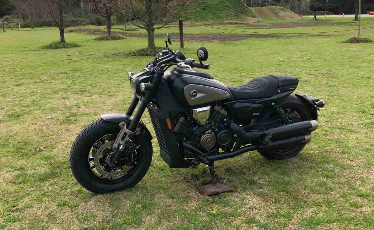 Moto custom QJMotor SRV 600 V