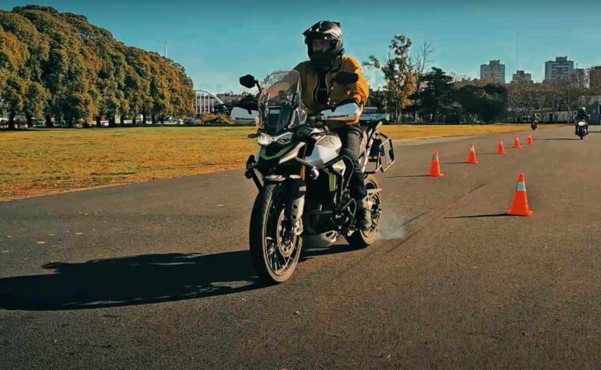 Si querés aprender a frenar una moto correctamente, estos 5 consejos te pueden ayudar