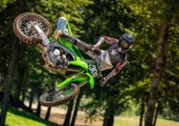 Kawasaki KX250 lanzamiento