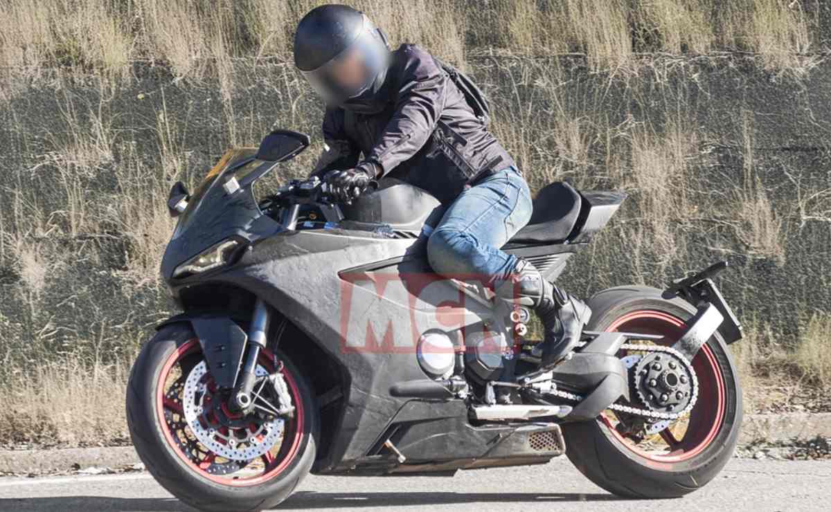 moto deportiva Norton V4 