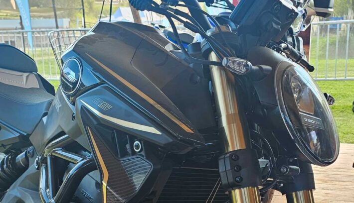 Moto naked QJMotor SRK 600