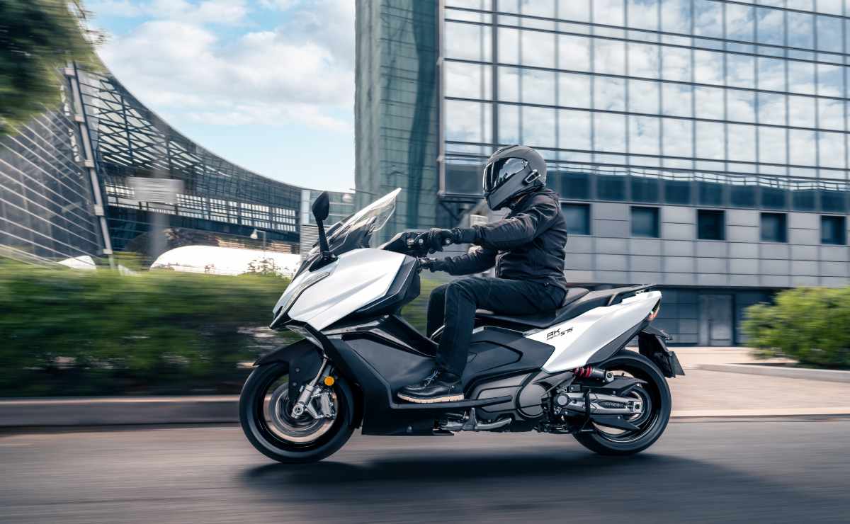 kymco ak 575 premium Doble lanzamiento de Kymco