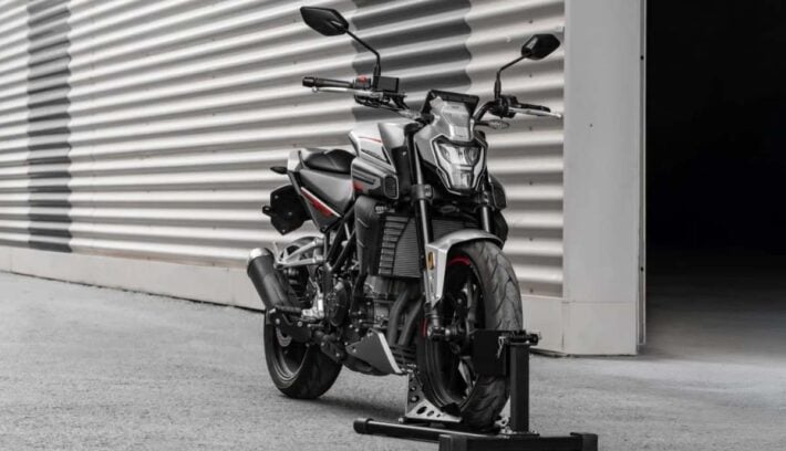 Así se comparan los motores de la Kove 350R y la Yamaha MT-03