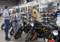 Así fue la visita del embajador de India a la plata de Royal Enfield