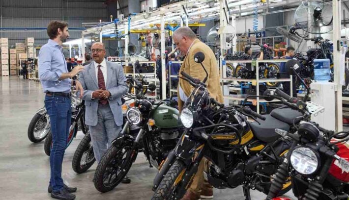Así fue la visita del embajador de India a la plata de Royal Enfield