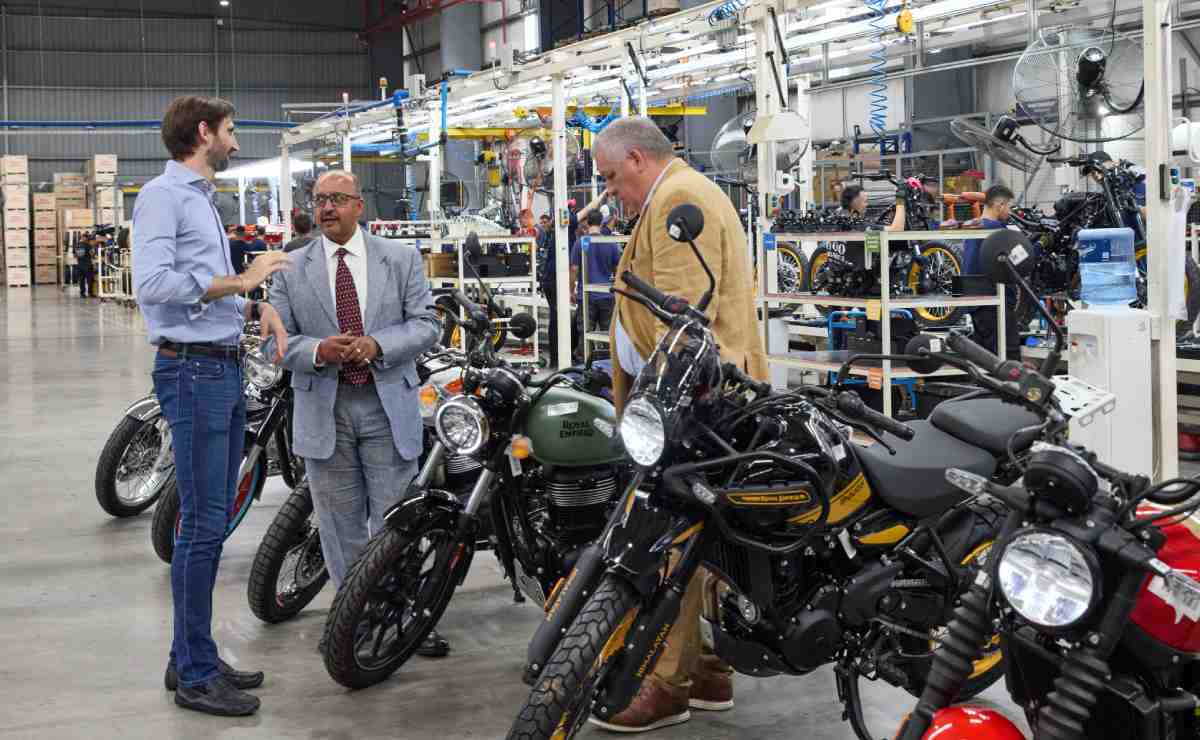 Así fue la visita del embajador de India a la plata de Royal Enfield