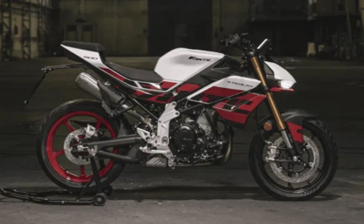 Moto Fanitc Sealth 500 vs Honda CB 500 Hornet