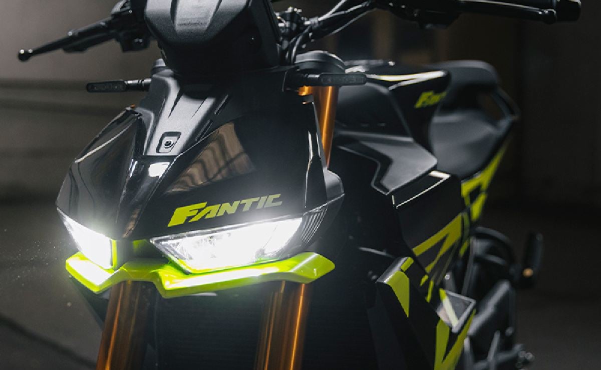 Moto Fanitc Sealth 500 vs Honda CB 500 Hornet