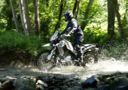 ¿Cómo está equipada la Moto Morini Vettore 450?