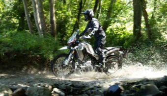 ¿Cómo está equipada la Moto Morini Vettore 450?