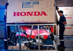 CBU, CKD e IKD en motos: qué significan y por qué cambian el precio, la oferta y hasta el equipamiento