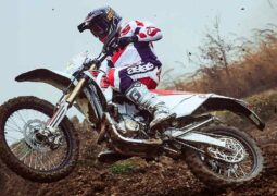 Bimota presentó la BX45, una novedosa moto off-road con escape Akrapovic de serie y motor Kawasaki.