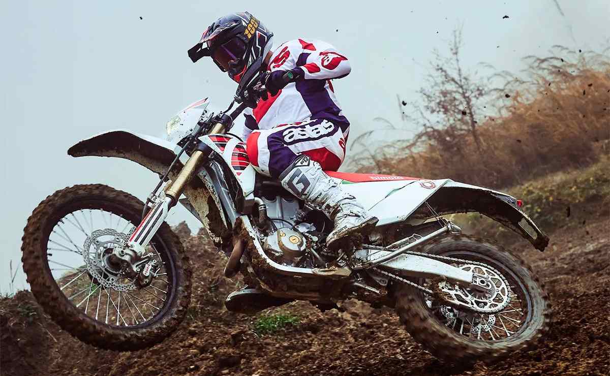 bimota moto enduro bk450 Bimota presentó la BX45, una novedosa moto off-road con escape Akrapovic de serie y motor Kawasaki.