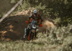 KTM 890 Adventure Rally 2026: en qué se diferencia