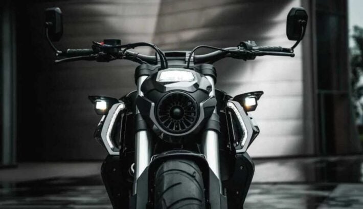 Moto custom Benda LFC 700 Pro