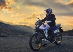 ¿Cómo funciona el sistema E-Clutch en la Honda Transalp 750?