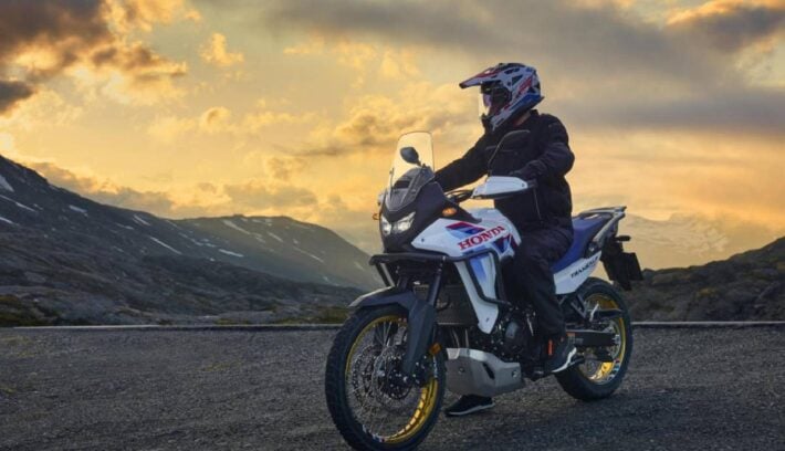 ¿Cómo funciona el sistema E-Clutch en la Honda Transalp 750?