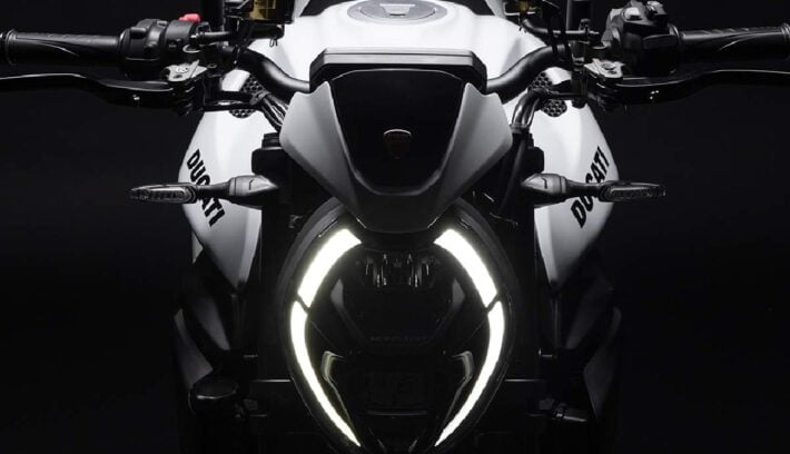 Moto naked Ducati Monster V2 Red Dot