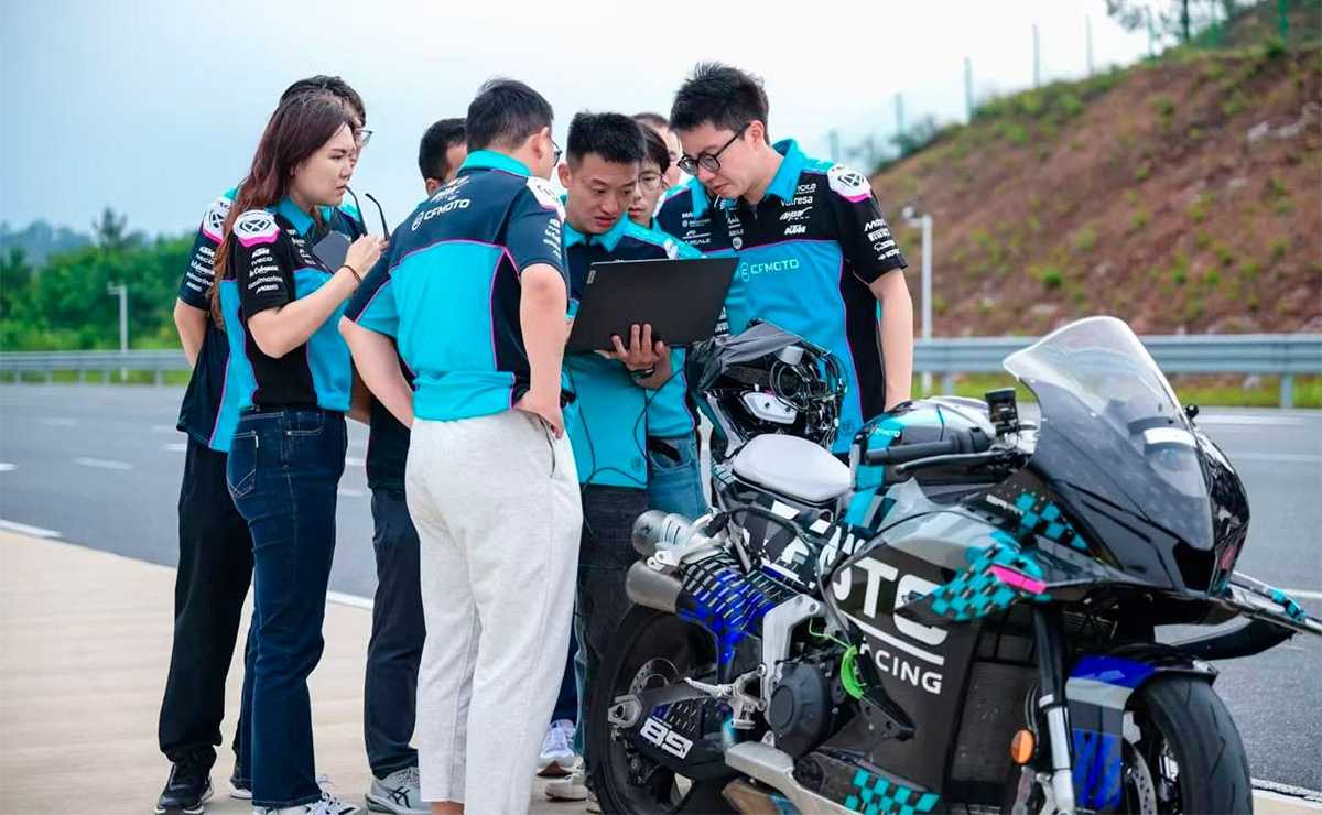 cfmoto v4 sr rr record velocidad Esta CFMOTO de 210 HP rompió ampliamente la barrera de los 300 km/h