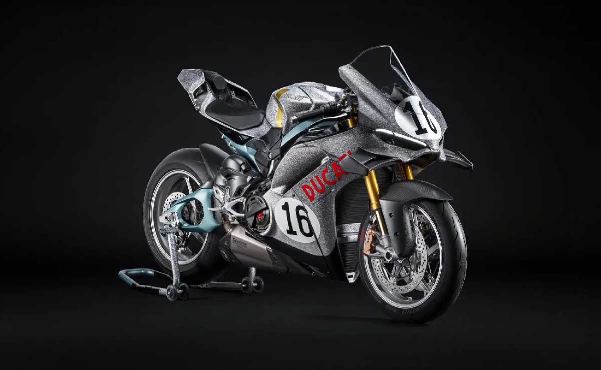 daucati hamilton Otra vez, Lewis Hamilton fue viral en su moto: ¿Cómo es su nueva Ducati?
