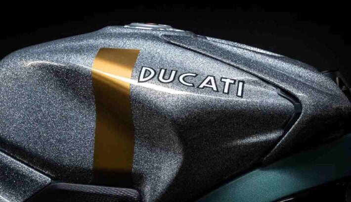 Otra vez, Lewis Hamilton fue viral en su moto: ¿Cómo es su nueva Ducati?