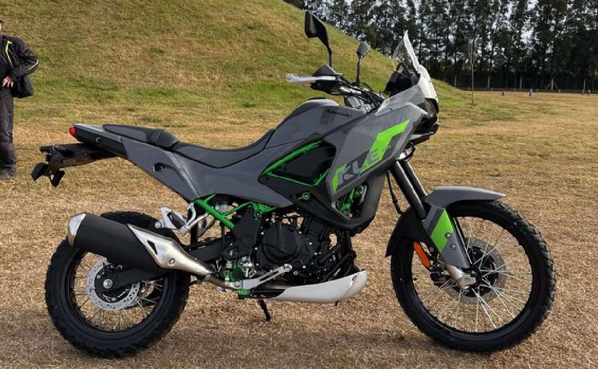 Primeras sensaciones de manejo sobre la Kawasaki KLE 500 SE: ¿es baja? ¿cómo va en off? 