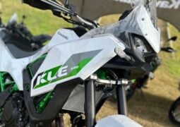 Primeras sensaciones de manejo sobre la Kawasaki KLE 500 SE: ¿es baja? ¿cómo va en off?