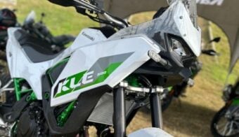 Primeras sensaciones de manejo sobre la Kawasaki KLE 500 SE: ¿es baja? ¿cómo va en off?