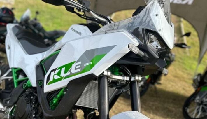 Primeras sensaciones de manejo sobre la Kawasaki KLE 500 SE: ¿es baja? ¿cómo va en off?