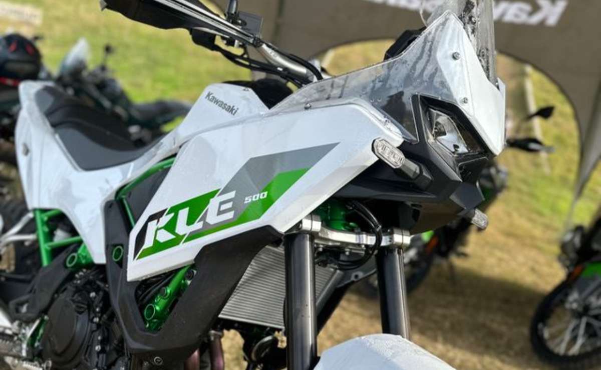 Primeras sensaciones de manejo sobre la Kawasaki KLE 500 SE: ¿es baja? ¿cómo va en off? 