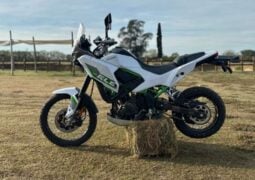 Primeras sensaciones de manejo sobre la Kawasaki KLE 500 SE: ¿es baja? ¿cómo va en off?
