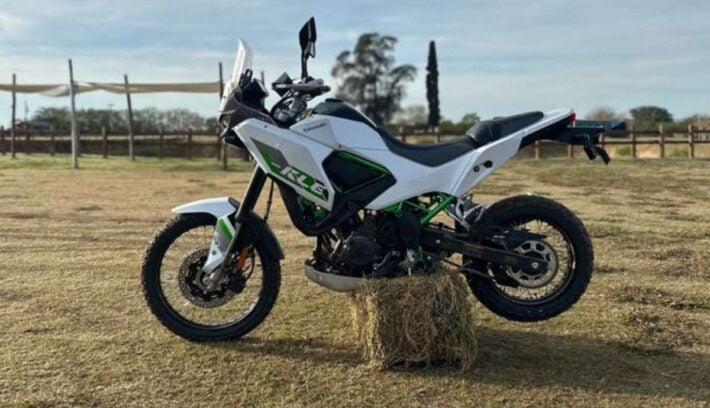 Primeras sensaciones de manejo sobre la Kawasaki KLE 500 SE: ¿es baja? ¿cómo va en off?