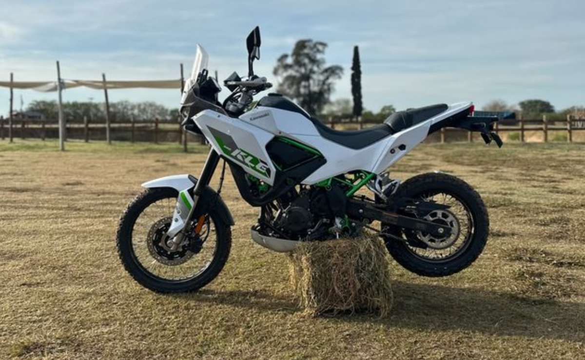 Primeras sensaciones de manejo sobre la Kawasaki KLE 500 SE: ¿es baja? ¿cómo va en off? 