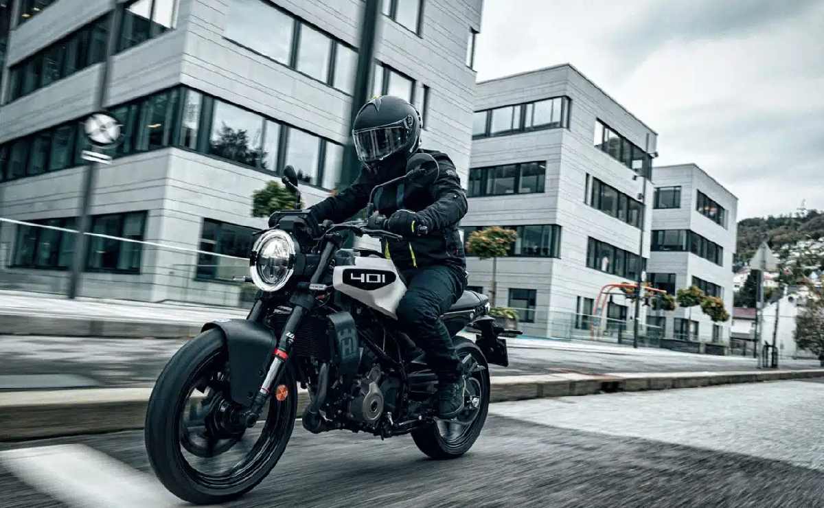 La Husqvarna Vitpilen 401 es una de las mejores opciones de compra como moto urbana, si tenemos en cuenta su precio.