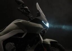 La primera moto trail de Norton ya se fabrica en India con motor bicilíndrico de 69 CV y dos versiones: estándar y GT.