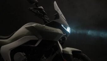 La primera moto trail de Norton ya se fabrica en India con motor bicilíndrico de 69 CV y dos versiones: estándar y GT.