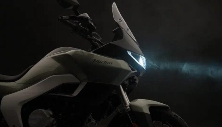 La primera moto trail de Norton ya se fabrica en India con motor bicilíndrico de 69 CV y dos versiones: estándar y GT.