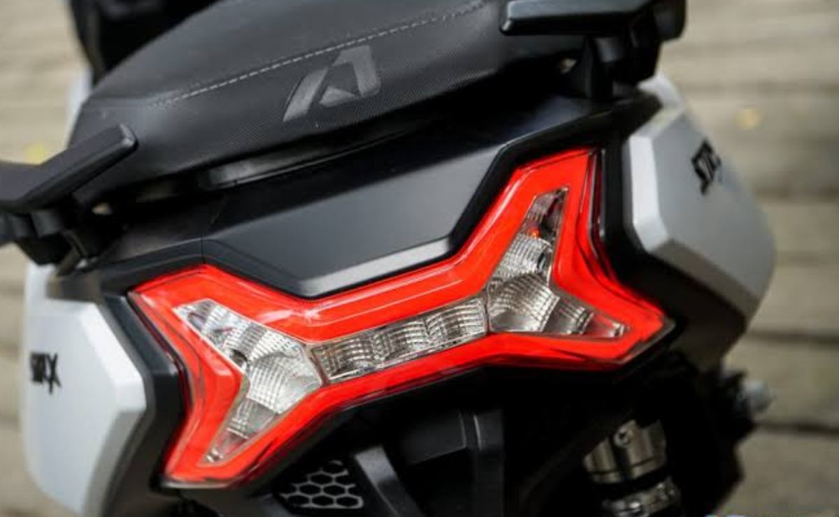 Aeontek SRT 300 X vs Yamaha Xmax 300