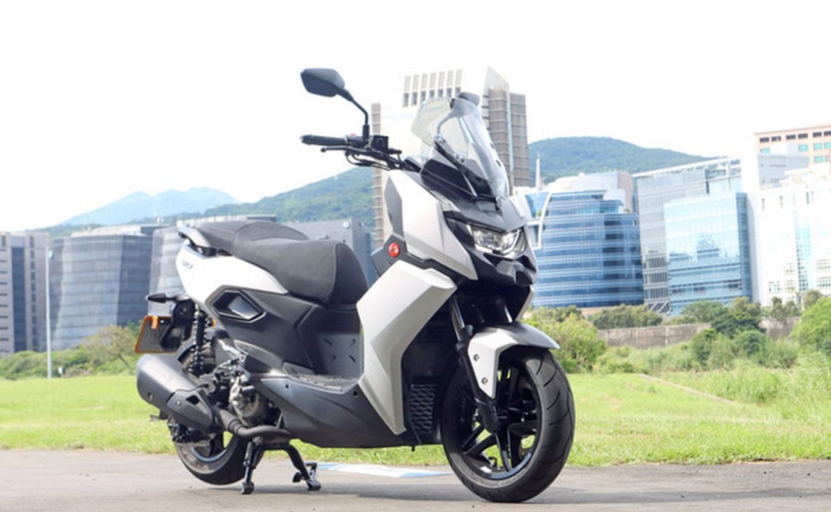 Aeontek SRT 300 X vs Yamaha Xmax 300