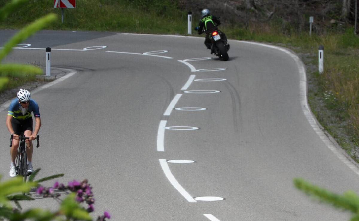 España prueba círculos blancos en curvas para reducir accidentes de motos
